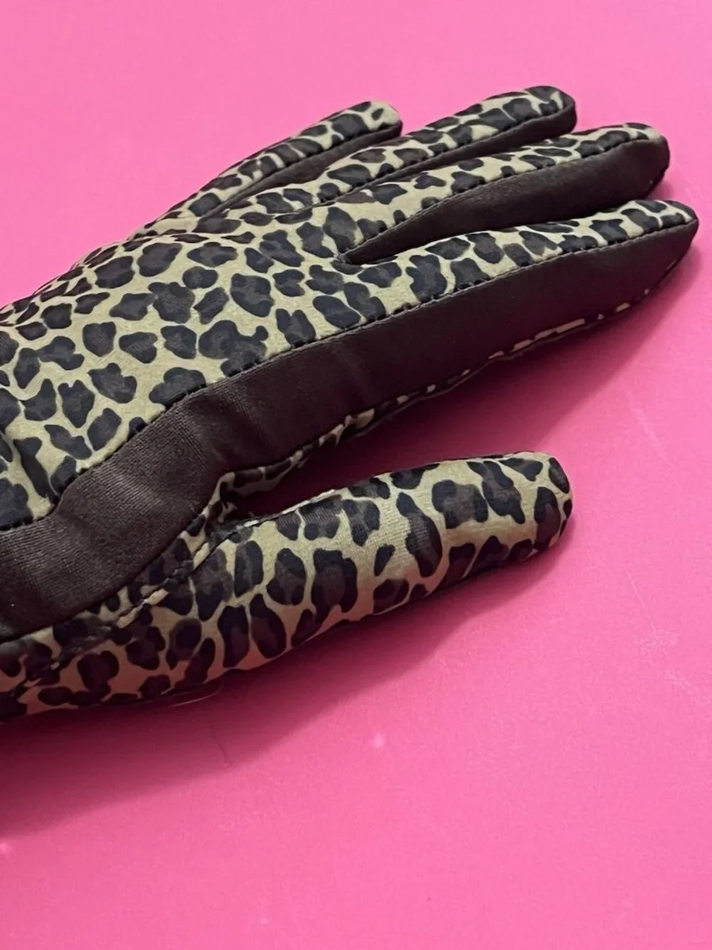 ISOTONER Leopard Gloves Fleece Lined Flex One Size Driving Palm Grip Brown Tan